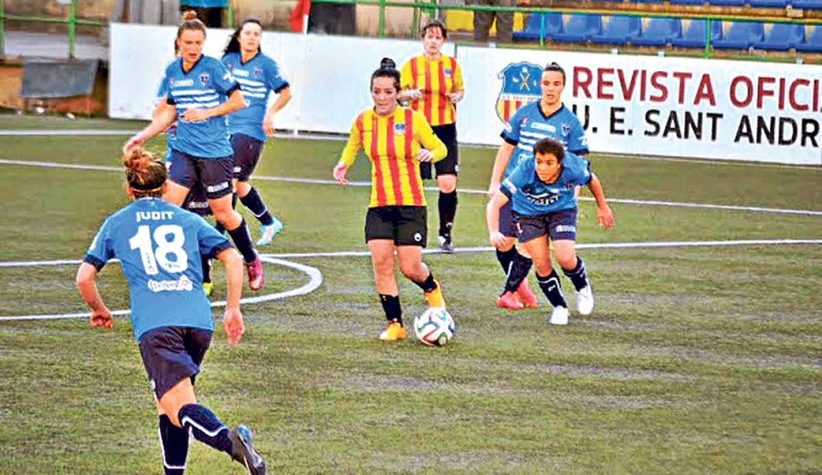 La futbolista ecuatoriana Mar&iacute;a Isabel V&aacute;sconez (con el bal&oacute;n) durante un partido del Sant Andreu en la segunda divisi&oacute;n de la liga femenina. Foto: Cortes&iacute;a
