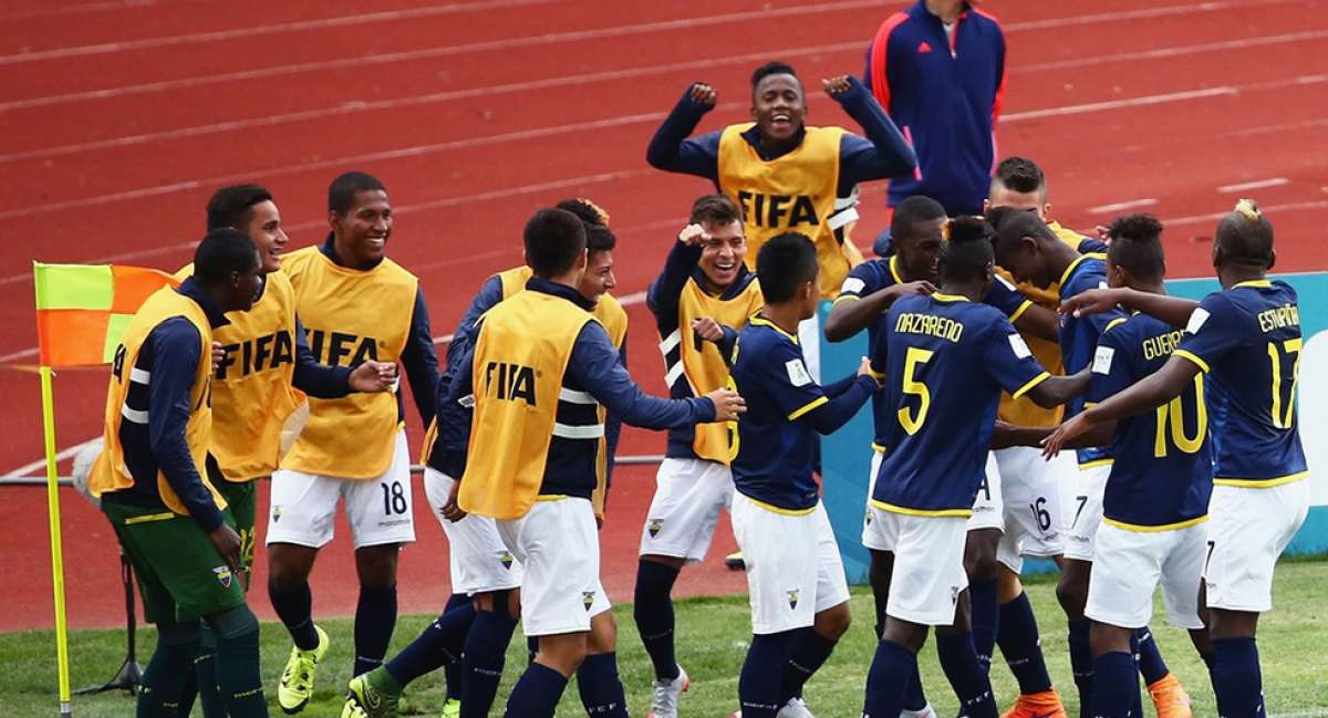 Los jugadores de la selecci&oacute;n ecuatoriana de f&uacute;tbol celebran el primer tanto del partido contra B&eacute;lgica, obra de Washington Corozo, en la ciudad de Talca. Foto: cortes&iacute;a FIFA