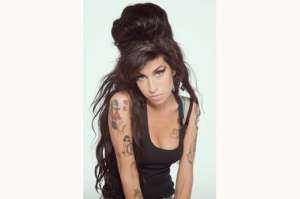 Amy Winehouse tendr&aacute; una estatua en su barrio (Video)
