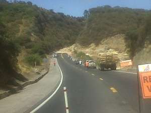 Personal de mantenimiento realiza la limpieza de la v&iacute;a, debido al deslizamiento de tierra. Foto: Cortes&iacute;a 