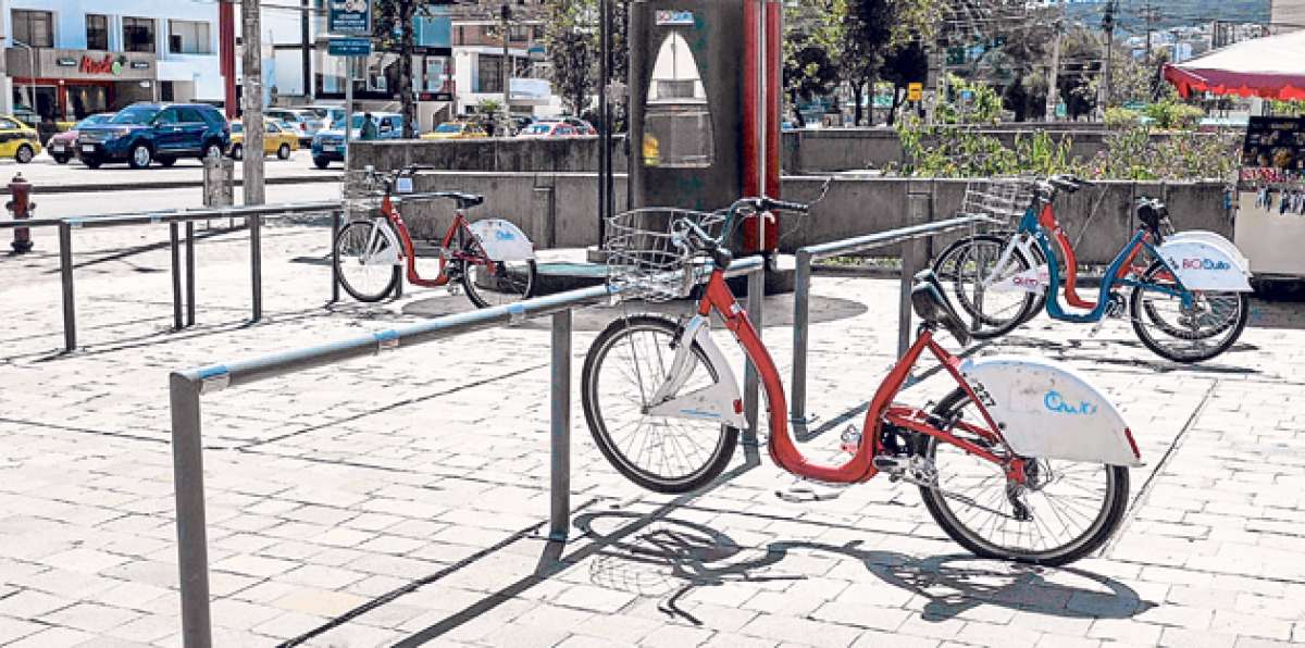 En la estaci&oacute;n de la Almagro y Pradera del sistema BiciQuito, la ma&ntilde;ana de ayer solo hab&iacute;a bicicletas da&ntilde;adas. Foto: Miguel Jim&eacute;nez/El Tel&eacute;grafo