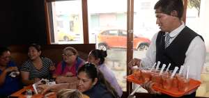 &Aacute;lvaro Siguencia, de 29 a&ntilde;os, aprendi&oacute; a preparar caf&eacute;s y postres en la cafeter&iacute;a. Logr&oacute; que una empresa privada lo contratara tres meses. 