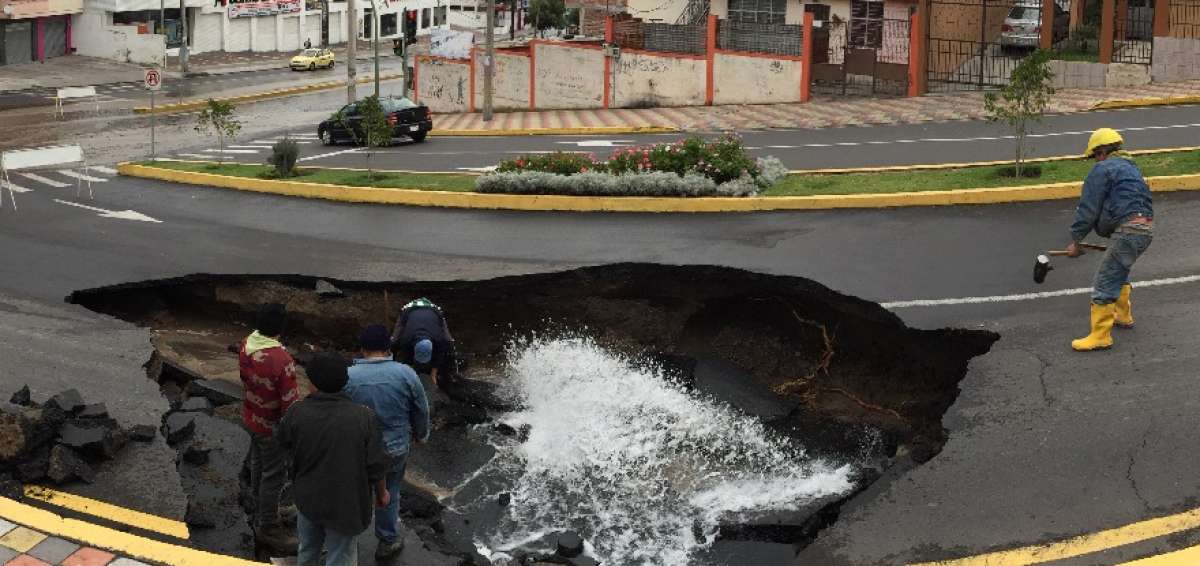Ruptura de tuber&iacute;a provoc&oacute; hundimiento en avenida del sur de Ambato