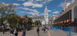 Turistas en general y los residentes capitalinos pasearon por la Plaza de la Independencia y otros sitios tradicionales y patrimoniales de Quito.      