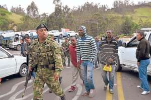 Las autoridades ecuatorianas entregaron las cuatro personas a sus similares colombianos. Foto: Carlos Jim&eacute;nez