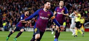 El mediocampista Lionel Messi ofrece el triunfo ante el Liverpool a la hinchada del FC Barcelona, que este mi&eacute;rcoles 1 de abril llen&oacute; el Camp Nou.