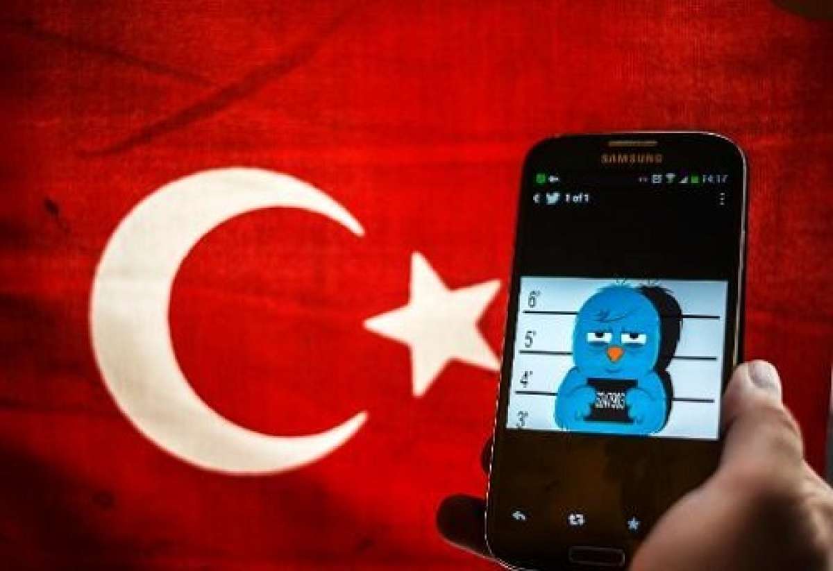 Una imagen de tipo policial del pajarito que representa a Twitter es vista en un tel&eacute;fono m&oacute;vil. Foto: AFP