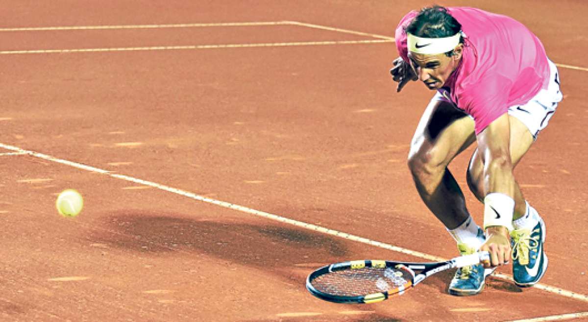 El tenista espa&ntilde;ol Rafael Nadal se esfuerza para devolver la pelota durante el partido del s&aacute;bado pasado ante el italiano Fognini, donde qued&oacute; eliminado. Foto: AFP