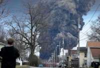 La explosión controlada provocó una nube de humo de sustancias tóxicas en Ohio.