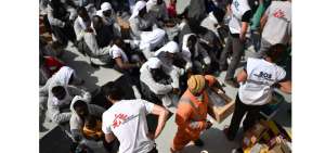 Los miembros de ONG francesa M&eacute;dicos Sin Fronteras y SOS Mediterranee distribuyen alimentos a los migrantes y refugiados a bordo del barco de rescate "Aquarius ".