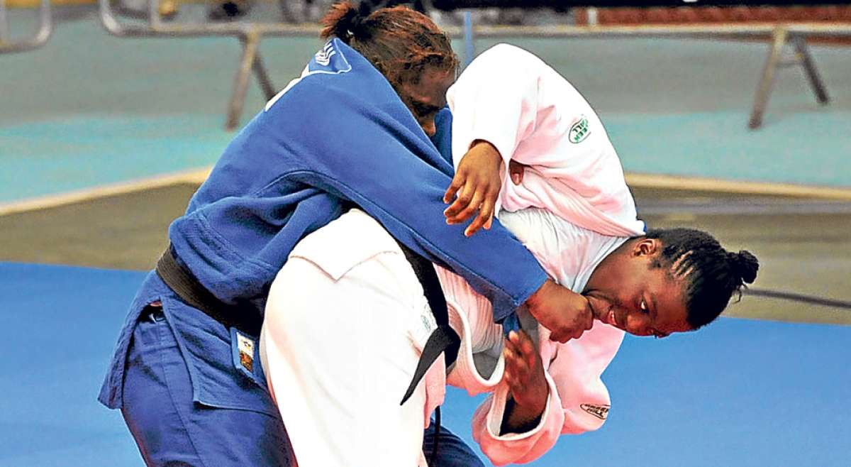 La judoca ecuatoriana Marlin Viveros (blanco) durante uno de los &uacute;ltimos combates antes de paralizar sus actividades y prepararse para la intervenci&oacute;n. Foto: internet