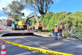 Este lunes, 29 de abril, el taponamiento de una alcantarilla ocasionó el colapso del sistema de drenaje en la vía Gualo/ Llano Chico. 