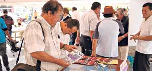 Los asistentes a la feria realizada por el Municipio pudieron conversar con escritores, conocer m&aacute;s sus obras y adquirir textos. Foto: Rodolfo P&aacute;rraga / El Tel&eacute;grafo