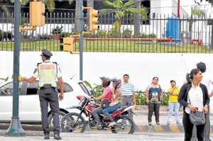 Solamente con la presencia de vigilantes se puede cruzar la Carlos Julio Arosemena. Foto: Karly Torres