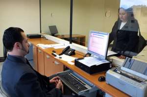 Jorge Bravo durante su pr&aacute;ctica preprofesional en el Juzgado de Garant&iacute;as Penales. Foto: Cortes&iacute;a