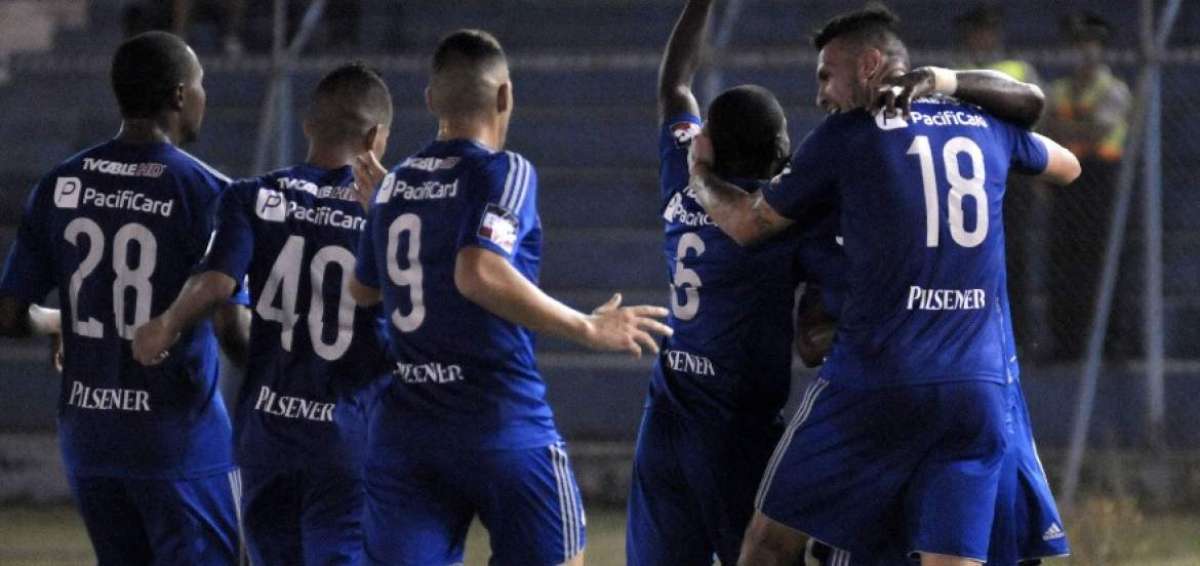 Los jugadores del 'Bombillo' celebran con Matamoros el segundo tanto del triunfo ante D. Cuenca.