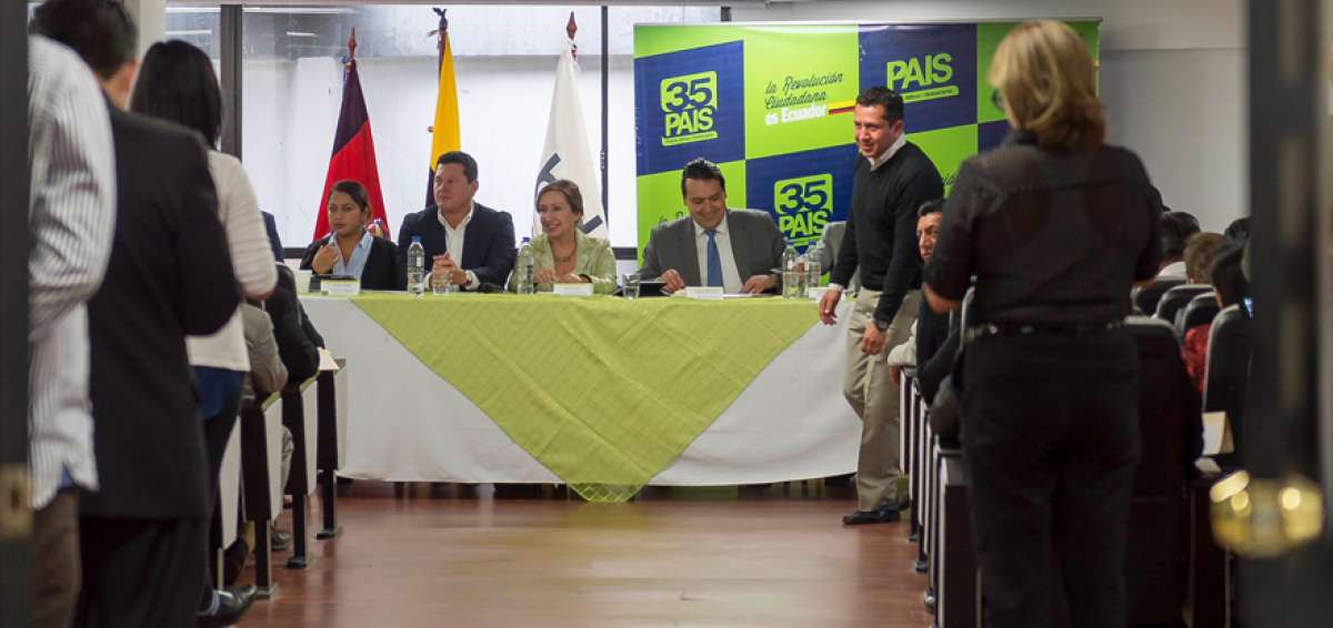 La secretaria ejecutiva de PAIS, Doris Soliz (sentada en el centro) y el ministro de Finanzas, Fausto Herrera (a la derecha), fueron los m&aacute;s requeridos en esta cita.