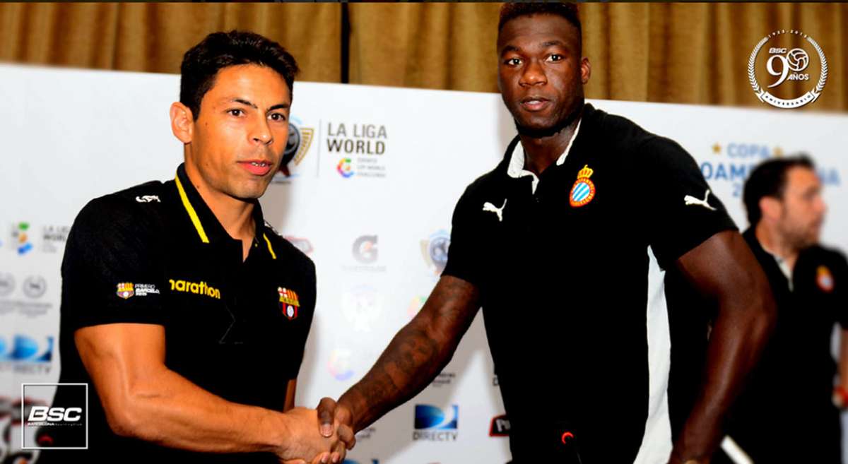 Mat&iacute;an Oyola y Felipe Caicedo estrecharon su mano al final de la rueda de prensa. Foto: @BarcelonaSCweb