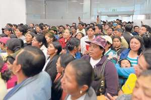 Alrededor de 150 pobladores de zonas consolidadas del sur se reunieron el 25 de junio pasado en la Asamblea para exigir la legalizaci&oacute;n de sus barrios. Foto: Archivo El Tel&eacute;grafo