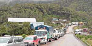 Largas columnas de carros se forman cada vez que se restringe el paso en la carretera Papallacta-Baeza. Foto: John Guevara / El Tel&eacute;grafo