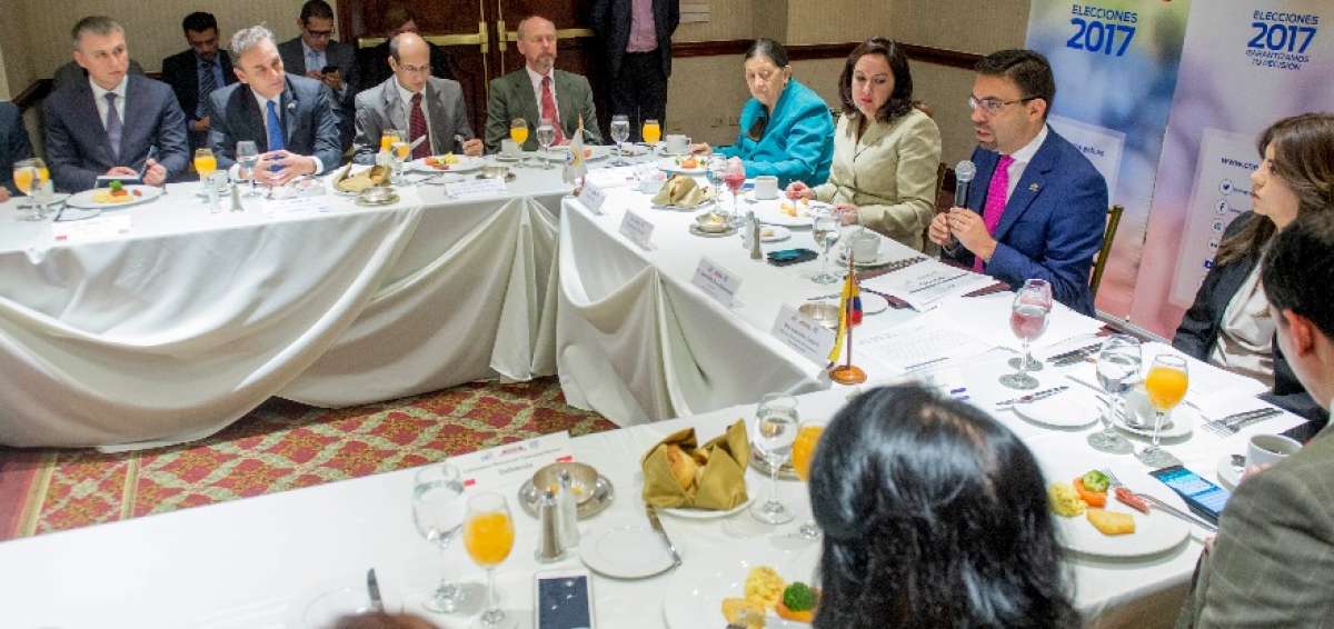 Representantes diplom&aacute;ticos conocieron sobre el balotaje de este domingo