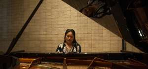 La artista china tras el piano Steinway de la Fundaci&oacute;n Filarm&oacute;nica Casa de la M&uacute;sica. Un instrumento que prefiere para cada show, cont&oacute;.