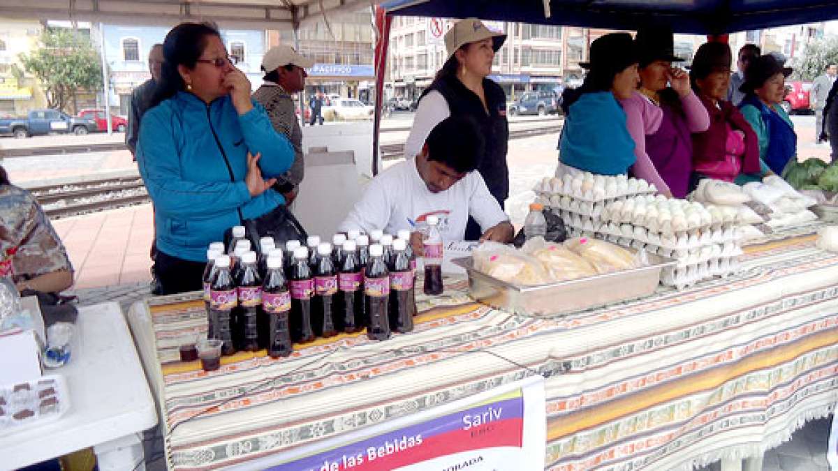En la plaza Eloy Alfaro, de la capital de Chimborazo, se desarroll&oacute; una casa abierta para exponer los productos de diversas organizaciones. FOTO: ELIZABET MAGGI