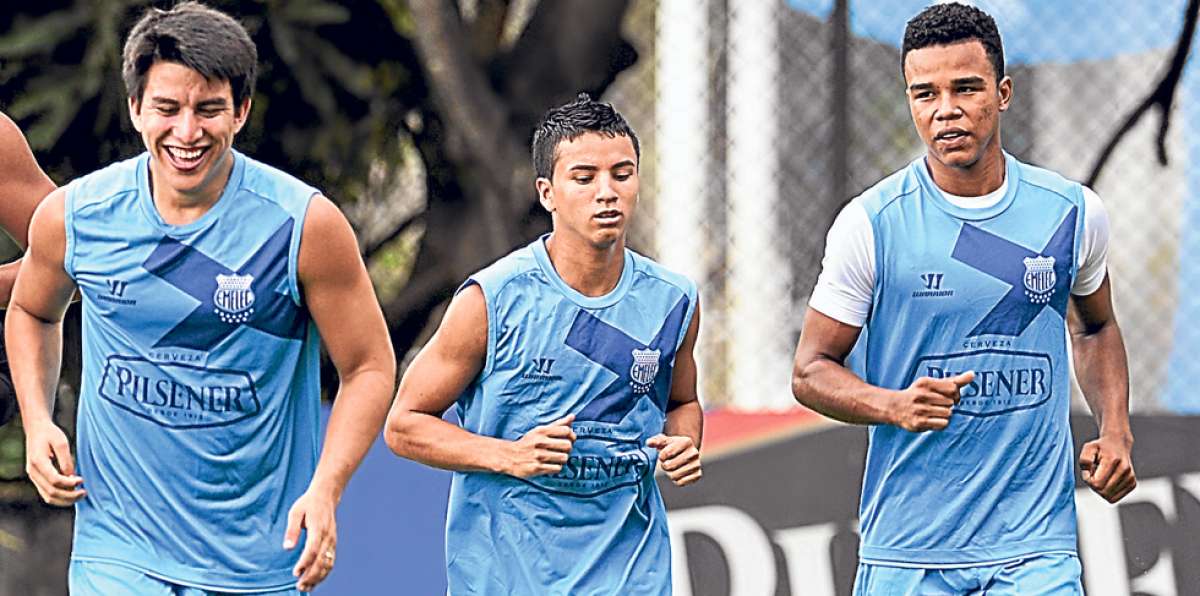 Dennis Quintero (d), de 17 a&ntilde;os, es el &uacute;nico jugador sub-18, en la lista de los 21, que viaja hoy a Argentina. Foto: Miguel Castro / El Tel&eacute;grafo