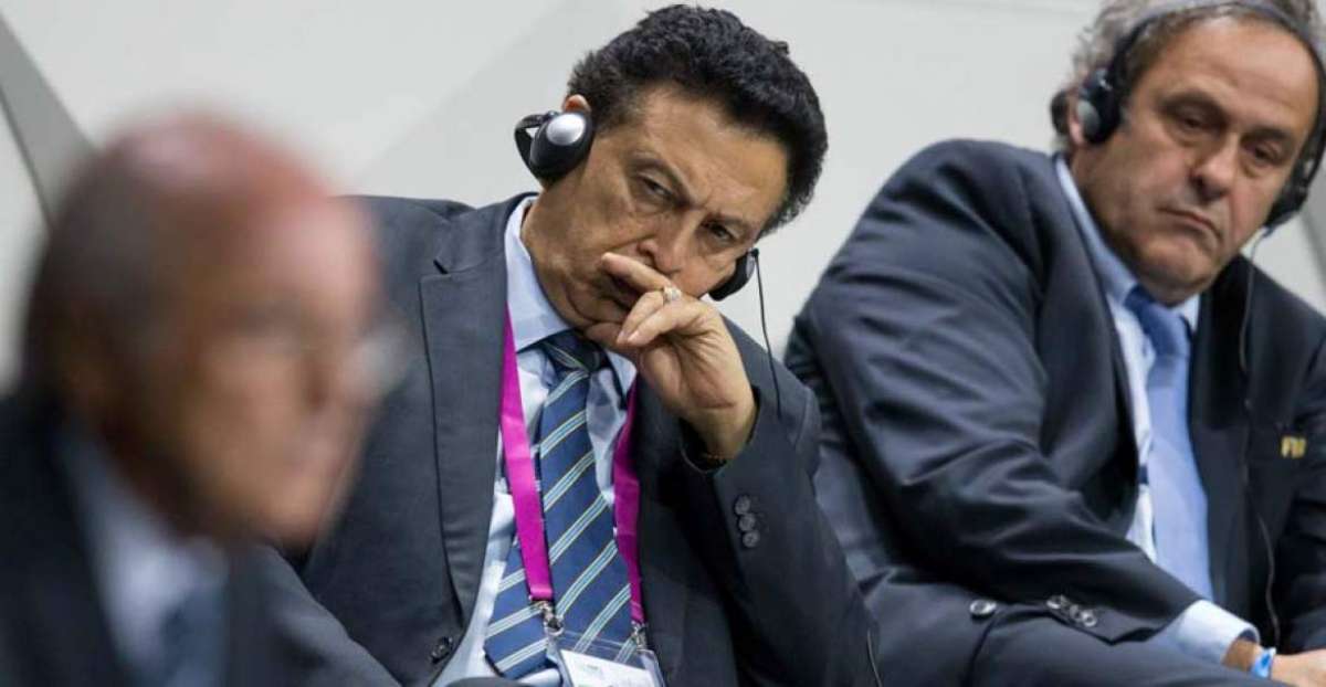 Alfredo Hawit (centro) escucha junto a Michel Platini (der.) un discurso de Joseph Blatter, durante una reuni&oacute;n de la FIFA en 2015. 