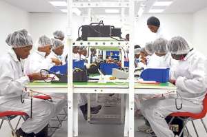 Cerca de 40 personas -en su mayor&iacute;a mujeres- laboran en las instalaciones de Surtab en la capital haitiana. Foto del facebool de surtab
