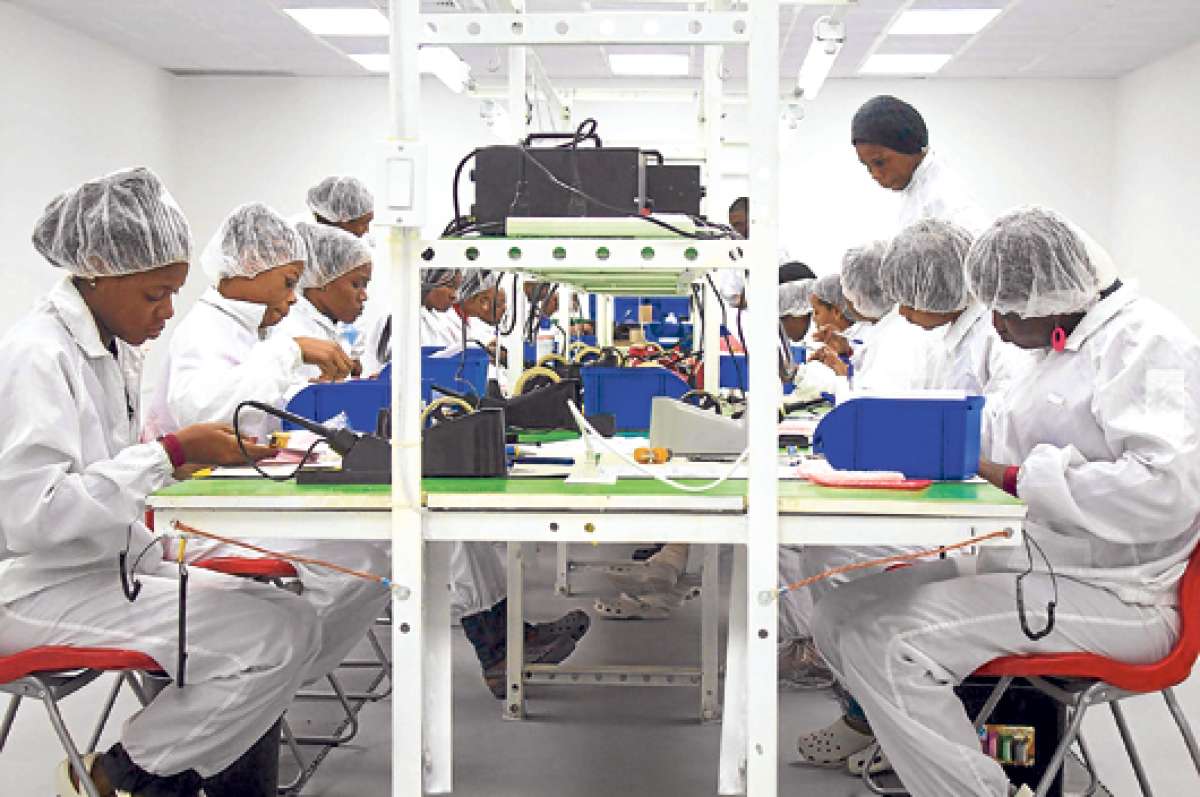 Cerca de 40 personas -en su mayor&iacute;a mujeres- laboran en las instalaciones de Surtab en la capital haitiana. Foto del facebool de surtab
