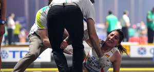 La boliviana &Aacute;ngela Castro se desploma en la pista atl&eacute;tica por el cansancio y recibe atenci&oacute;n m&eacute;dica despu&eacute;s de cruzar la meta de los 20 km marcha.