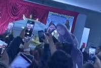 En un velorio se dio un hecho curioso: personas bailaron canciones de Yailin.