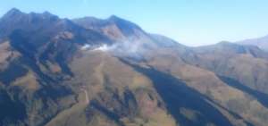 Bomberos realizaron un sobrevuelo en donde se observa el incendio.