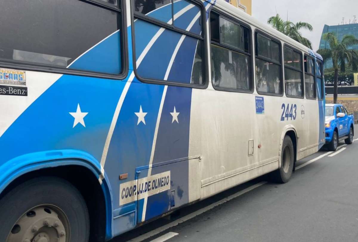 Conductor de bus detenido