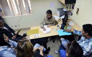 Ericka Del Valle, mediadora, atendi&oacute; las inquietudes de la familia Bustos para buscar una soluci&oacute;n. Cr&eacute;dito: Alvaro P&eacute;rez/El Tel&eacute;grafo 