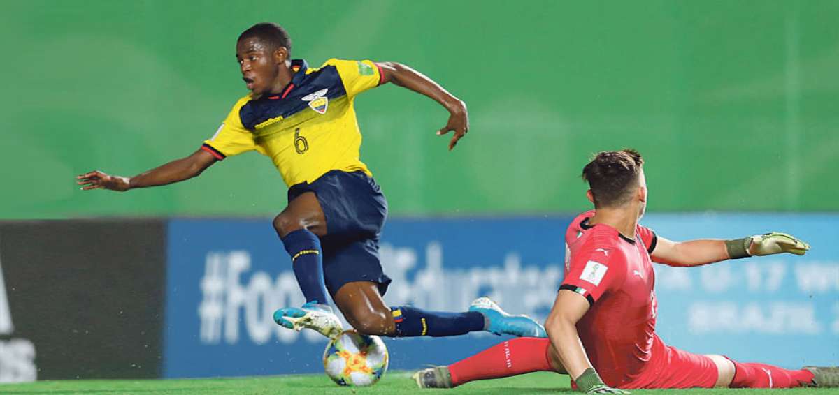 El lateral ecuatoriano Roberto Cabezas (i.) cae al c&eacute;sped luego de un contacto con un zaguero italiano, el &aacute;rbitro decret&oacute; penal pero tras revisar el VAR cambi&oacute; su decisi&oacute;n. El arquero Marco Molla observa la jugada desde el piso.