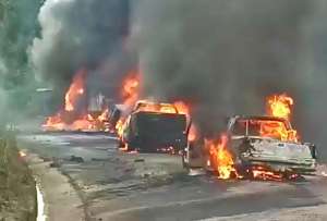 Tres fallecidos tras siniestro que involucr&oacute; a un tanquero de combustible en Lim&oacute;n Indanza