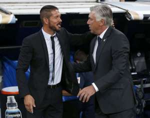 Diego Simeone (i.) cree que el Atl&eacute;tico no podr&aacute; competir contra el Real Madrid y el FC Barcelona por la liga. Foto: EFE