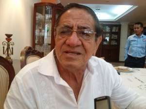 El anuncio lo hizo oficialmente en rueda de prensa en su domicilio en la ciudad de Esmeraldas y en su remplazo asume su suplente Pavel Chica Arteaga, hermano del ex asamble&iacute;sta Lenin Chica.