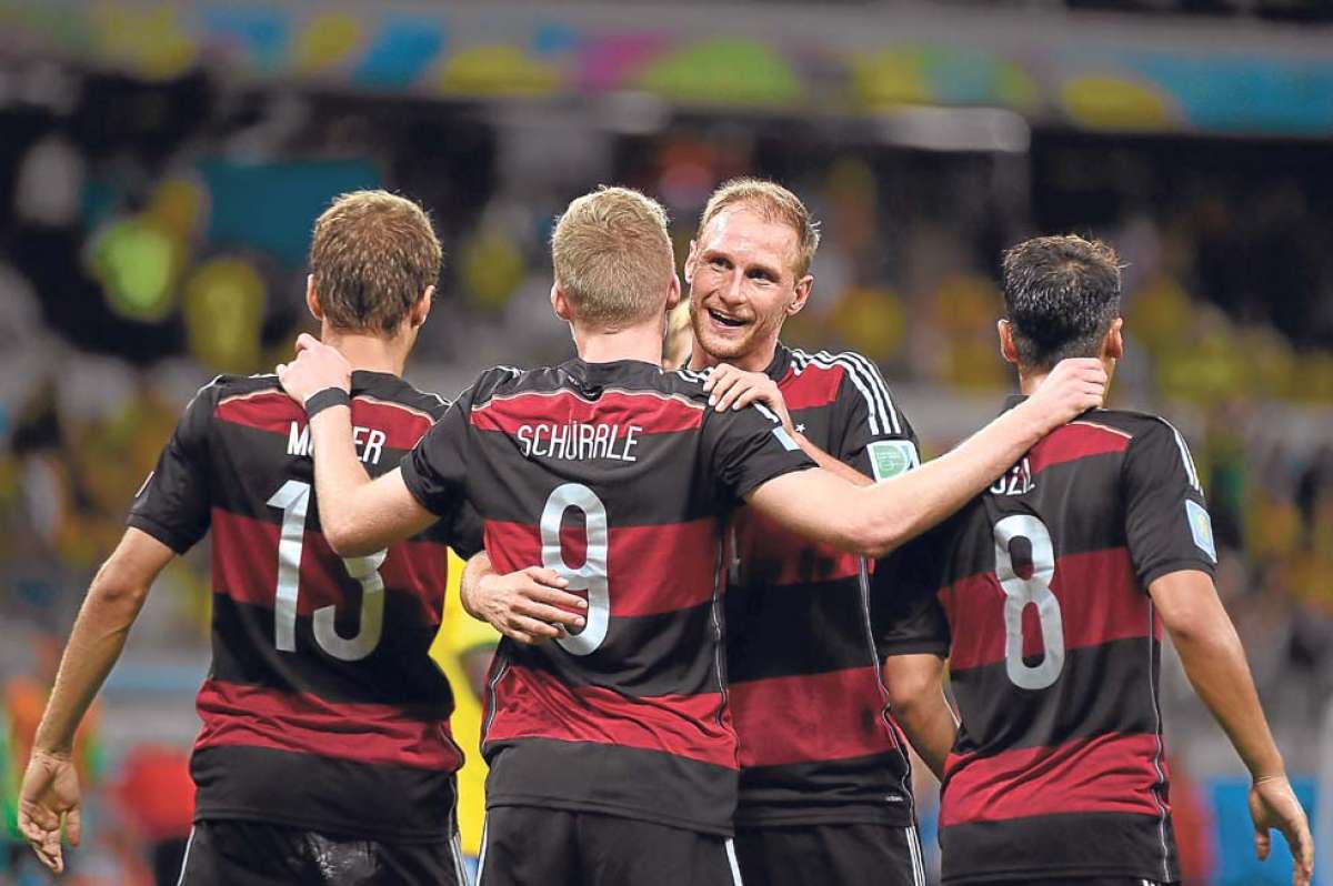 Un grupo de jugadores alemanes festeja la clasificaci&oacute;n a la final del Mundial, despu&eacute;s de golear y eliminar al anfitri&oacute;n Brasil en Belo Horizonte. Foto: AFP.