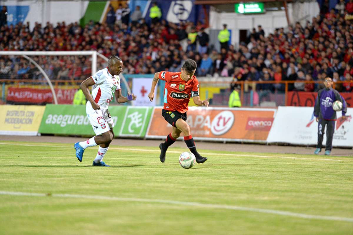 El esfuerzo del argentino Esteban Solari (d) no fue suficiente para que el Cuenca ganara a Liga de Loja. Foto: Fernando Machado/ El Tel&eacute;grafo