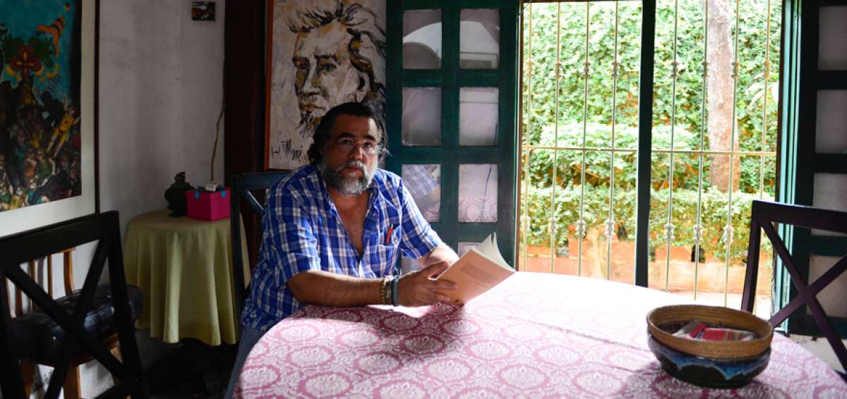 El escritor guayaquile&ntilde;o vive en el sur de la ciudad, en una casa de madera que perteneci&oacute; a los empleados de la hacienda La Saiba.    