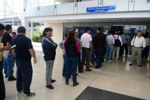 Largas filas de personas hubo esta ma&ntilde;ana en los centros de revisi&oacute;n vehicular. Foto: Karina Acosta/ El Tel&eacute;grafo 