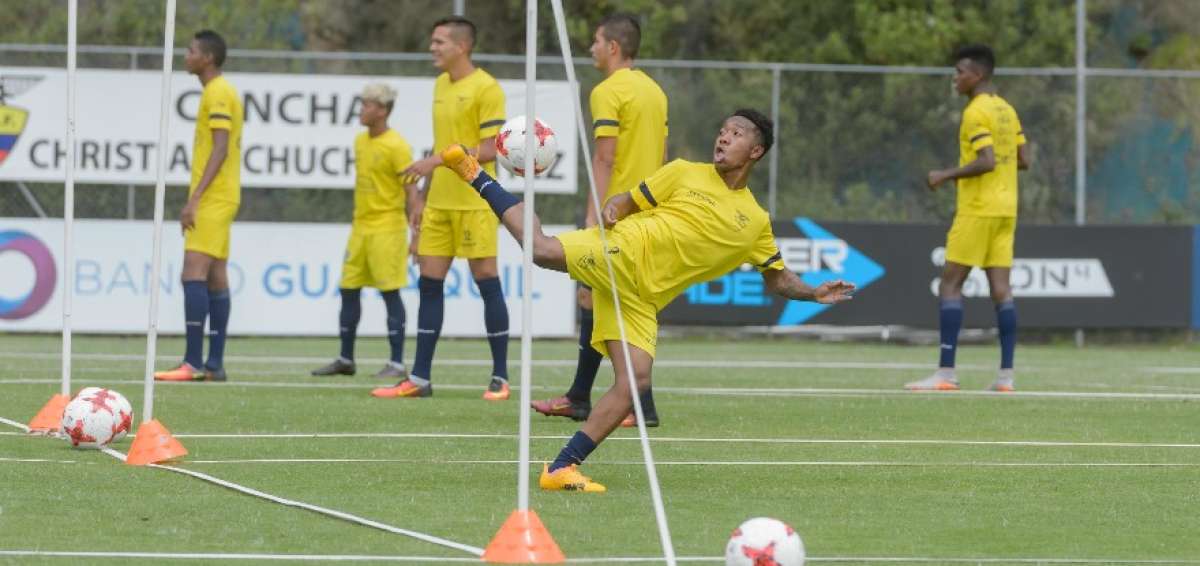 El guayaquile&ntilde;o Josimar Quintero domina el bal&oacute;n durante una sesi&oacute;n de entrenamiento en la Casa de la Selecci&oacute;n junto al combinado sub-20.