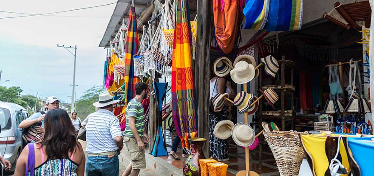 Los colores de las hamacas y las artesan&iacute;as al filo de la carretera llaman la atenci&oacute;n de los conductores.