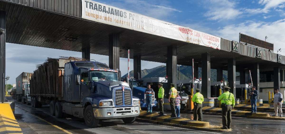 Contin&uacute;a molestia por excesivo cobro en peaje