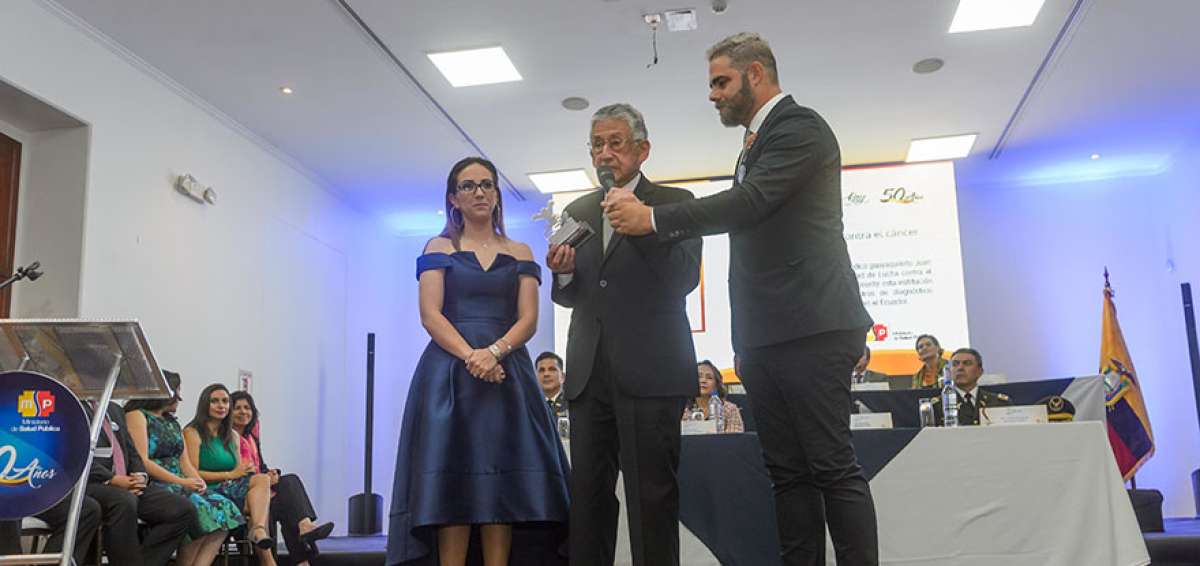La entrega de los Qhali Kay se realiz&oacute; en el Centro de Convenciones Eugenio Espejo (Quito). Sol&oacute;n Espinosa recibi&oacute; el galard&oacute;n en representaci&oacute;n de Solca.
