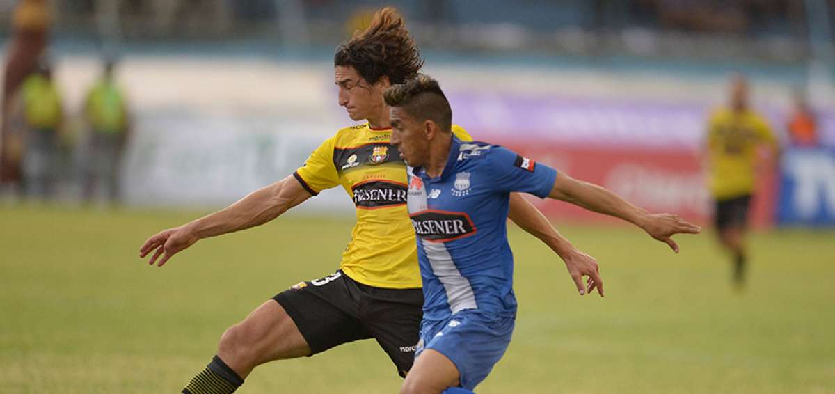 El zaguero Andr&eacute;s Lamas (amarillo) ante la marca de &Aacute;ngel Mena, en un Cl&aacute;sico del Astillero de 2015 disputado en el estadio Modelo Alberto Spencer.