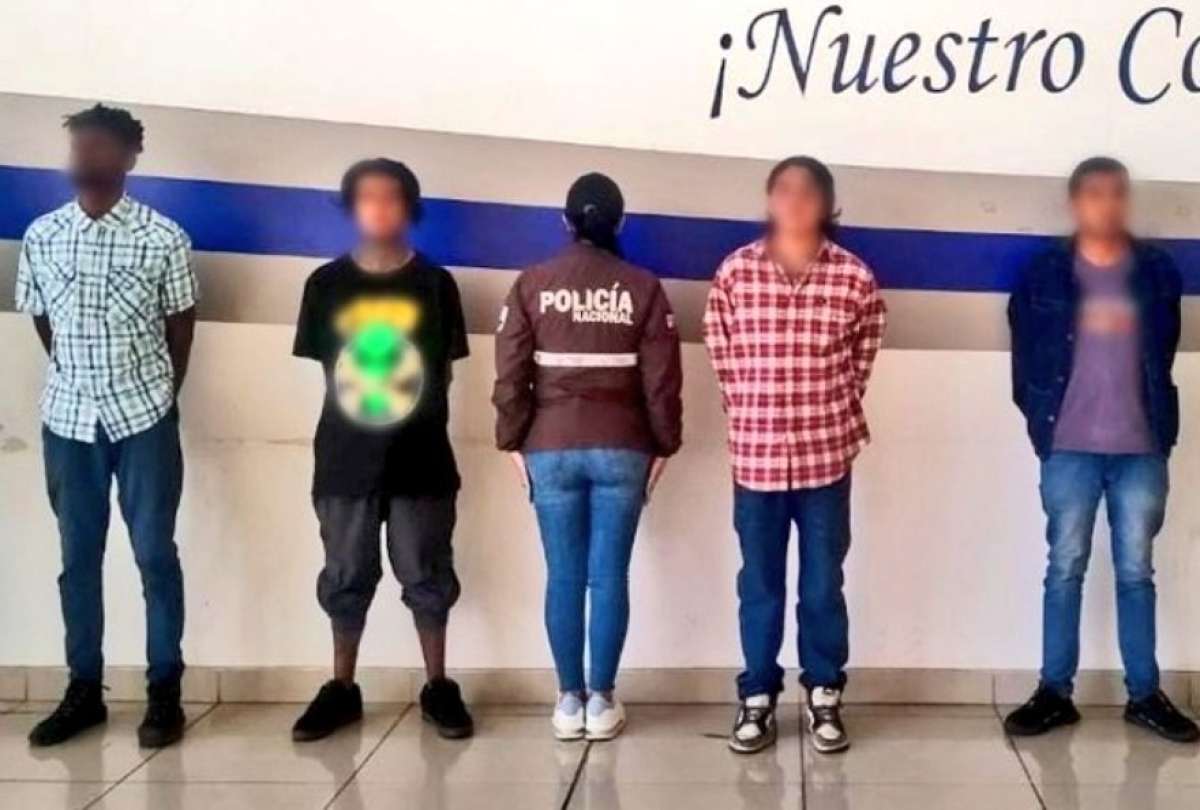 Policía captura a presuntos integrantes de 'Los Lobos' que 'vacunaban' en Quito